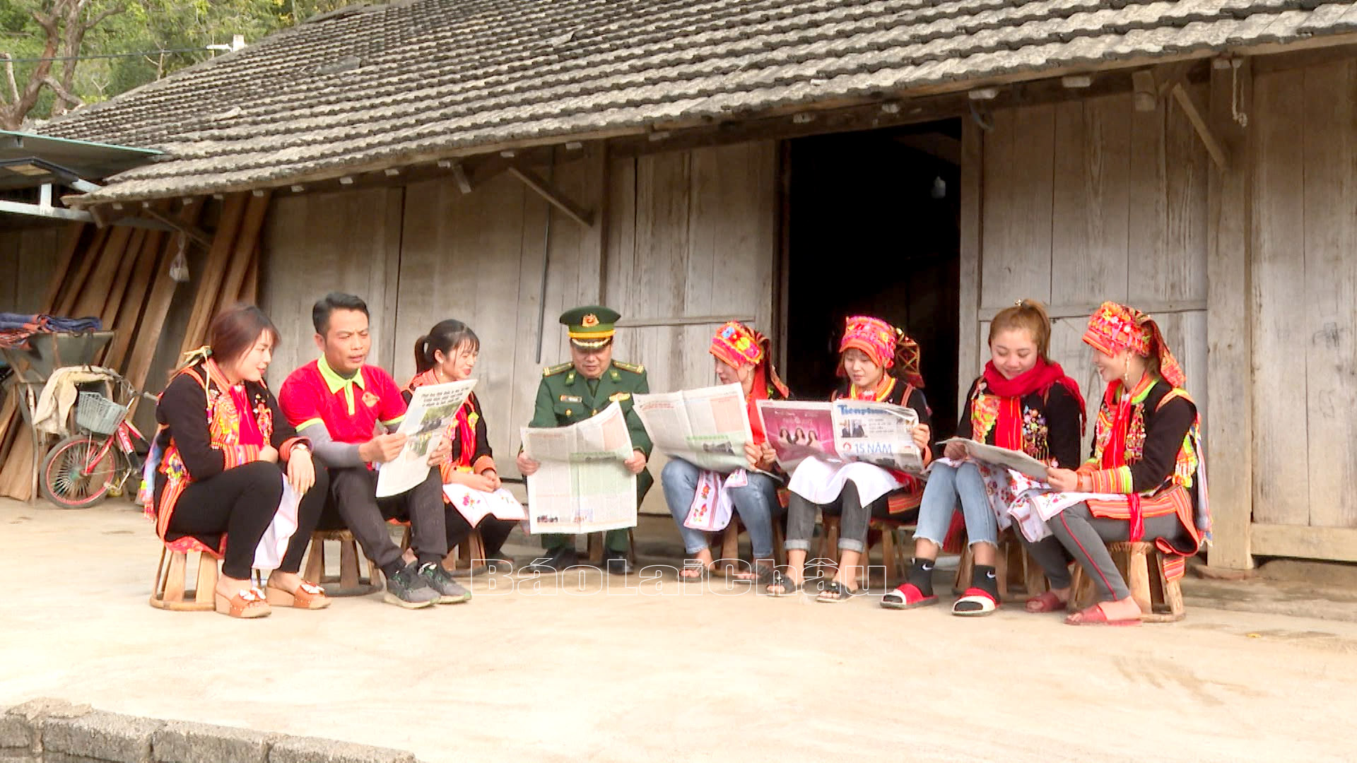 Thiếu tá Phạm Ngọc Hà - Phó Bí thư Thường trực Đảng ủy xã Ma Ly Pho, huyện Phong Thổ thường xuyên xuống tuyên truyền pháp luật đến Nhân dân và tìm hiểu cách làm kinh tế qua việc đọc báo.